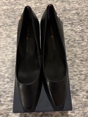 Tommy Hilfiger Black Leather Square Toe Block Heel Pumps Size 6.5 Classic E242